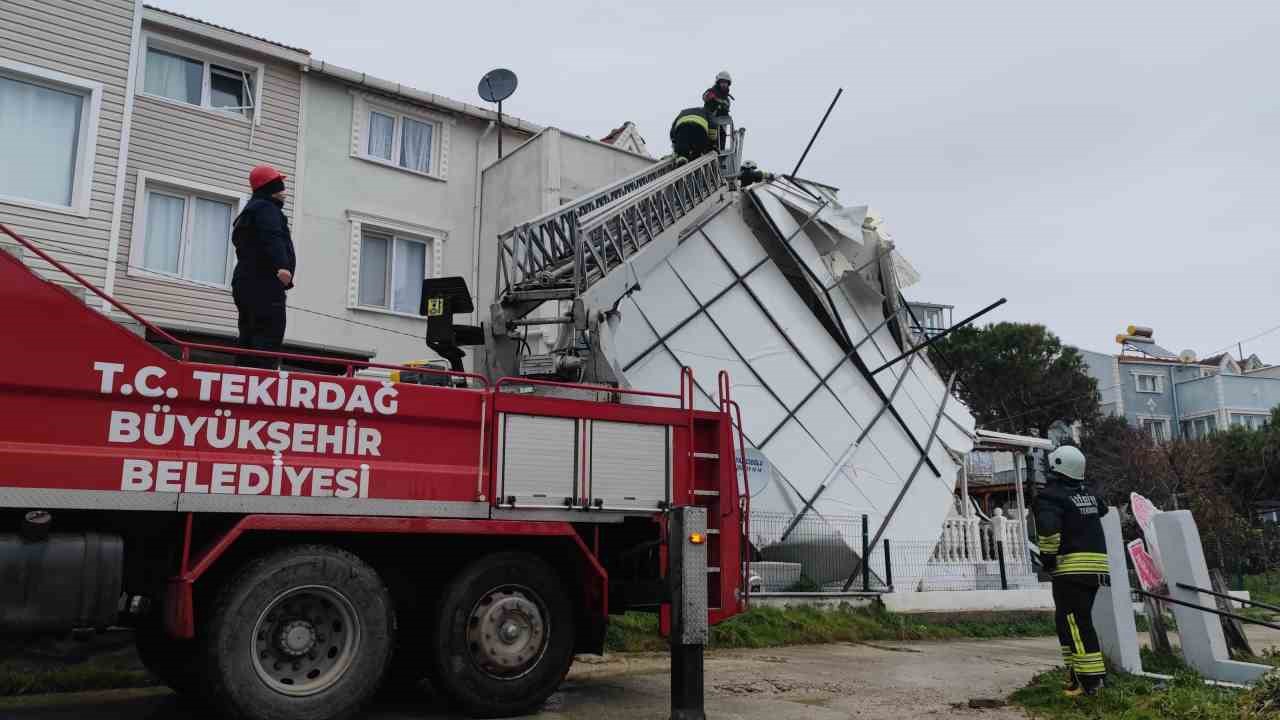 Tekirdağ’da fırtına çatıları uçurdu
