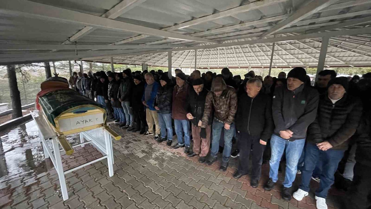 Aile ziyareti dönüşünde kazada ölen anne ve kızı yan yana defnedildi
