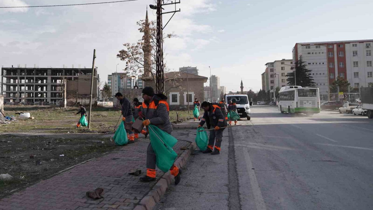 Melikgazi’de şiddetli rüzgarın etkileri temizlendi
