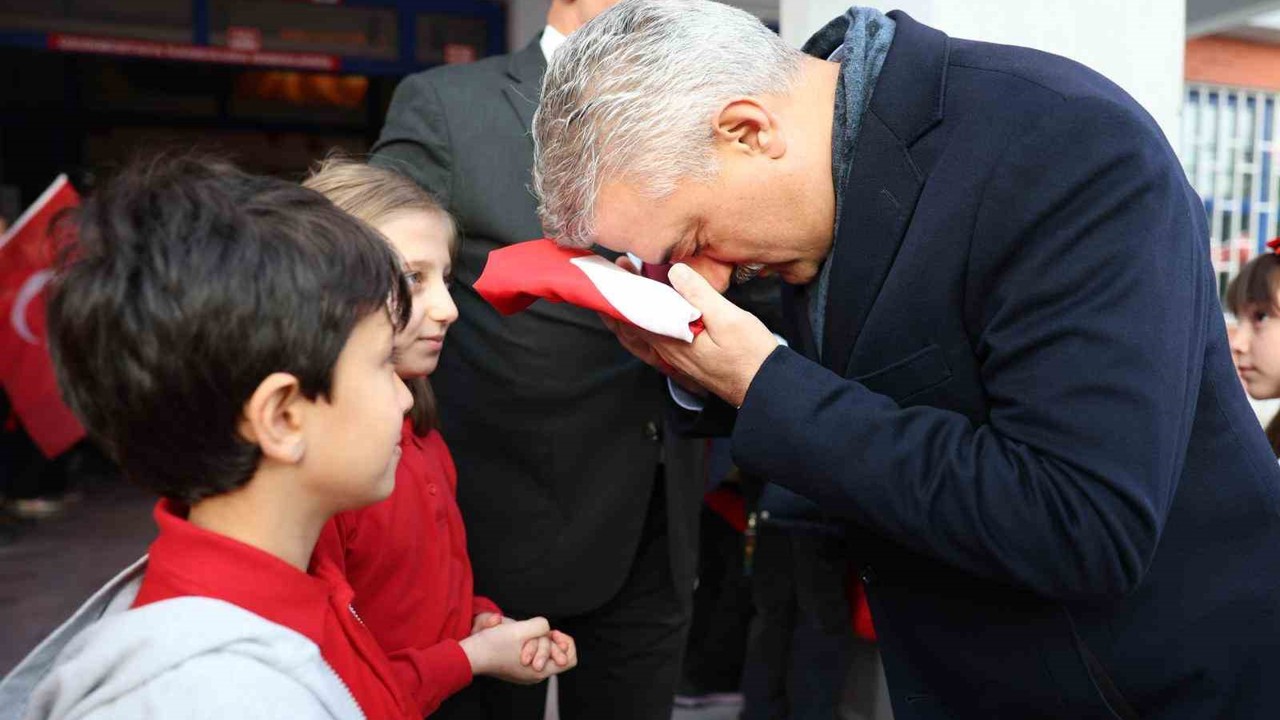 Öğrencilerin bayrak sevgisi dikkat çekti
