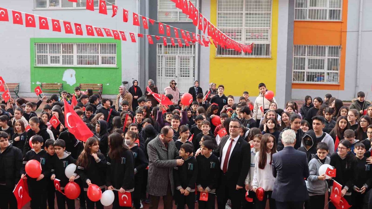 Şehitlik Ortaokolu, tabuta sığmayan şehit Selçuk Paker’in annesini konuk etti
