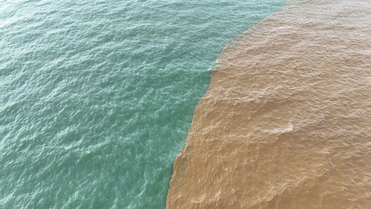 Alanya’da toz taşınımı ve sağanak yağış denizin rengini değiştirdi
