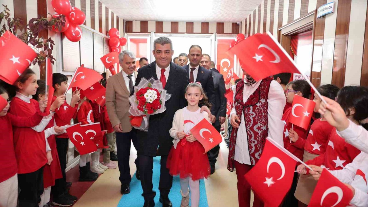 Yeni döneme ay-yıldızlı bayraklarla başladılar
