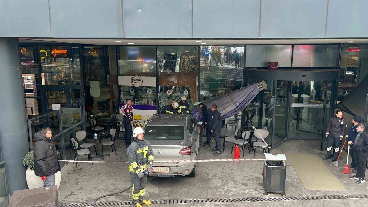 Kontrolden çıkan otomobil AVM’deki kafeye girdi: 1 yaralı
