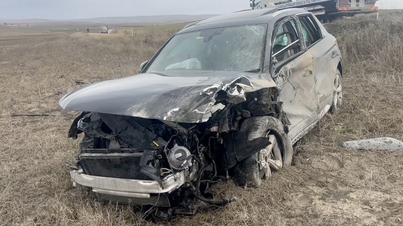 Çorum’da tır ile cip çarpıştı: 4 yaralı
