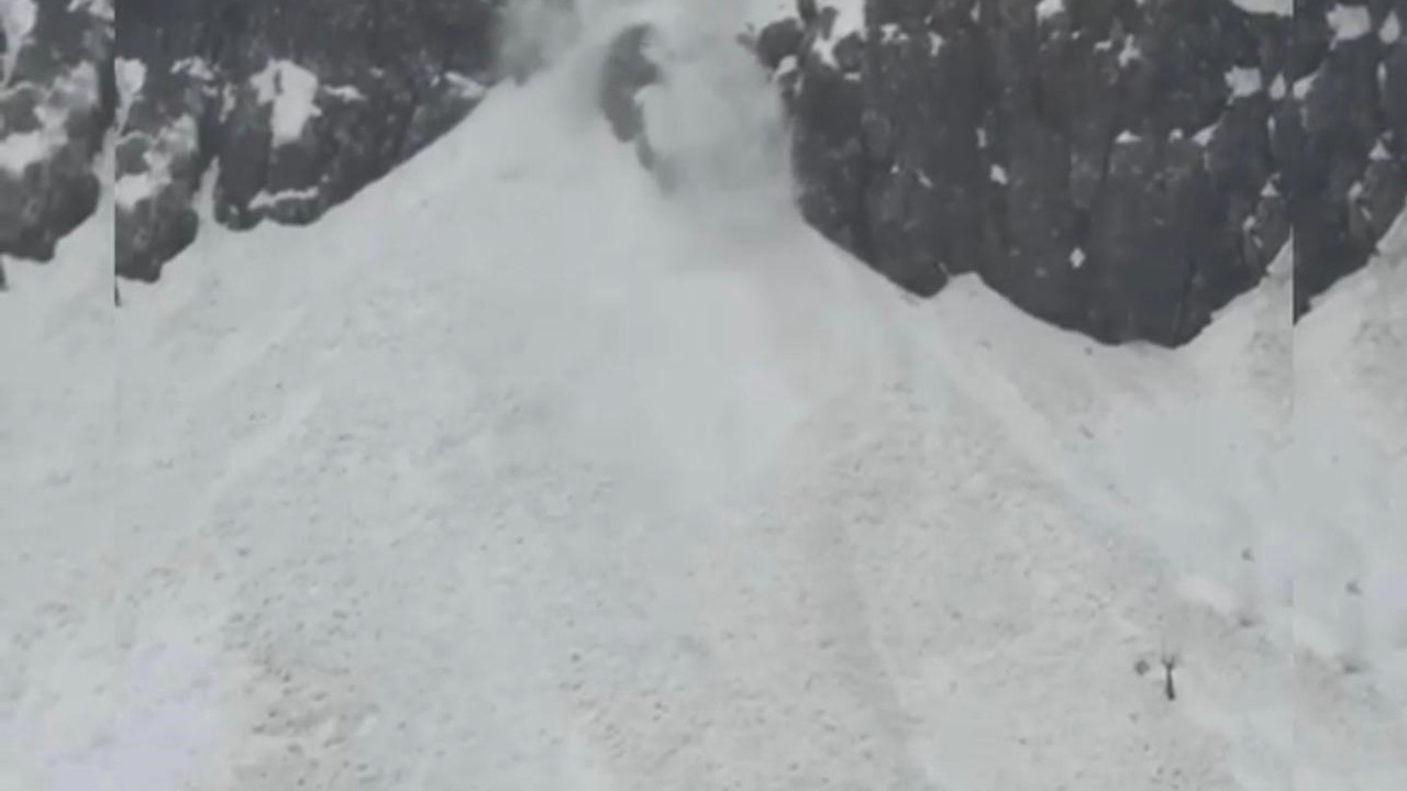 Şırnak’ta çığ düşme anı kamerada
