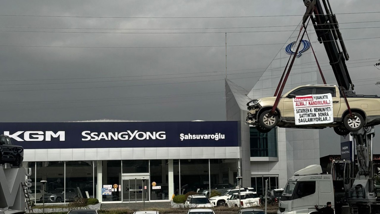 Kamyoneti vinç ile asıp firma önünde eylem yaptı
