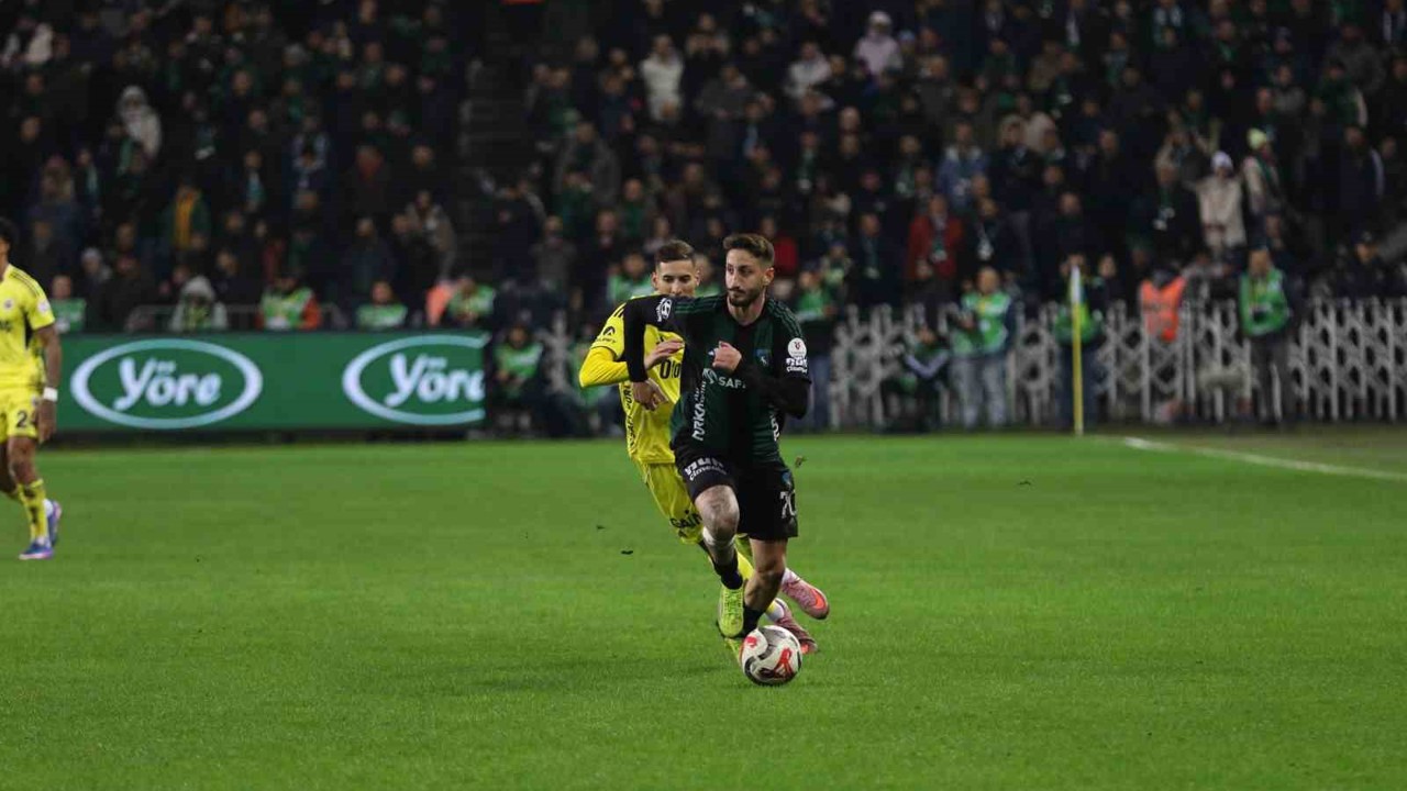 Trendyol Süper Lig: Kocaelispor: 0 - Fenerbahçe: 1 (İlk yarı)
