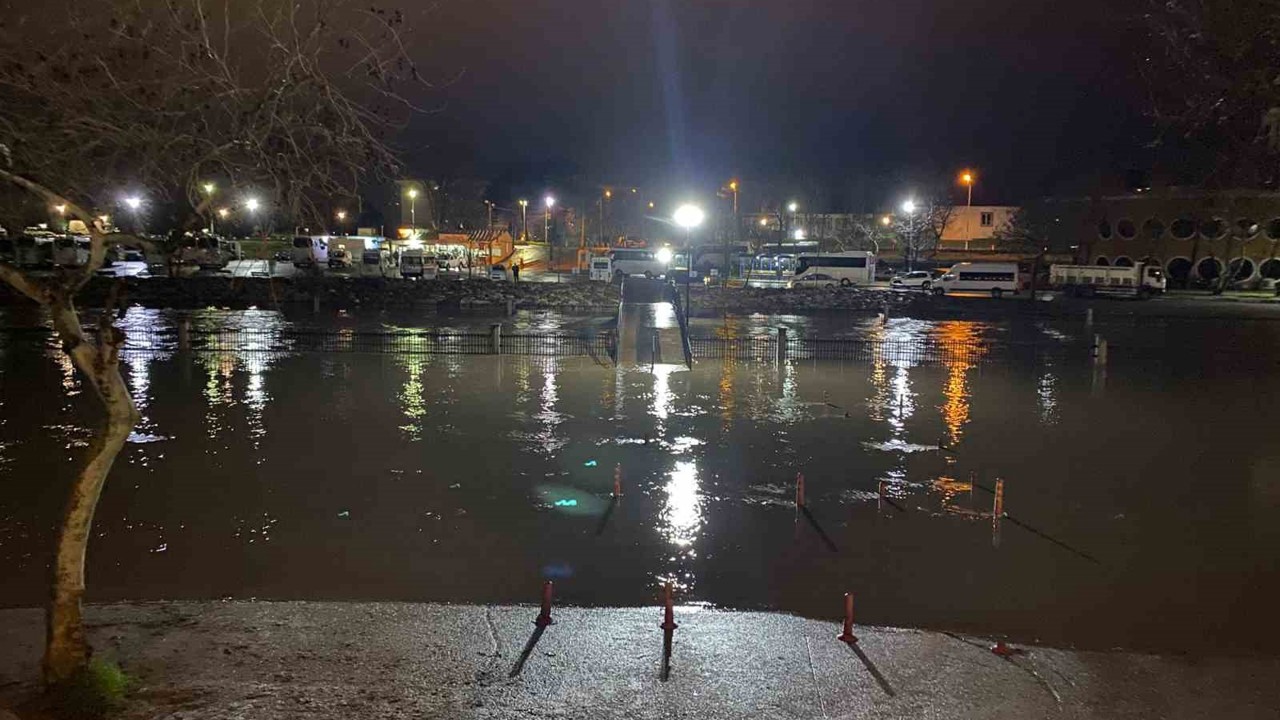 Çanakkale’de çay taştı: Otopark sular altında kaldı
