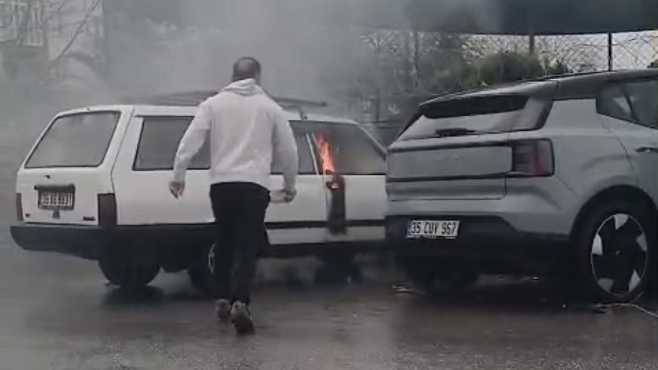 Yanan otomobile yol kenarındaki su birikintisinden doldurduğu kovayla müdahale etti
