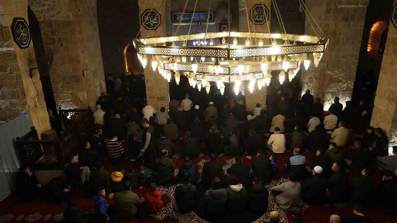 6 asırlık tarihi camide Berat Kandili’nde eller semaya açıldı
