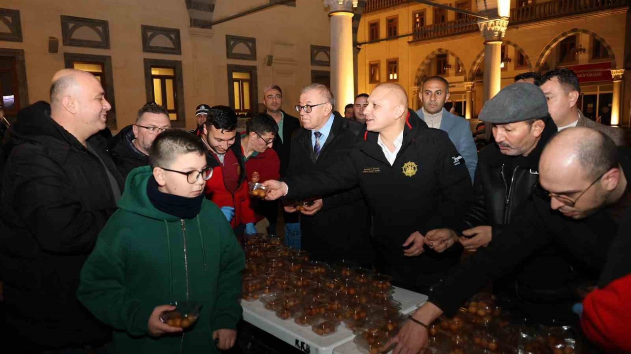 Başkan Önal, Berat Kandili’nde vatandaşlara lokma ikramında bulundu
