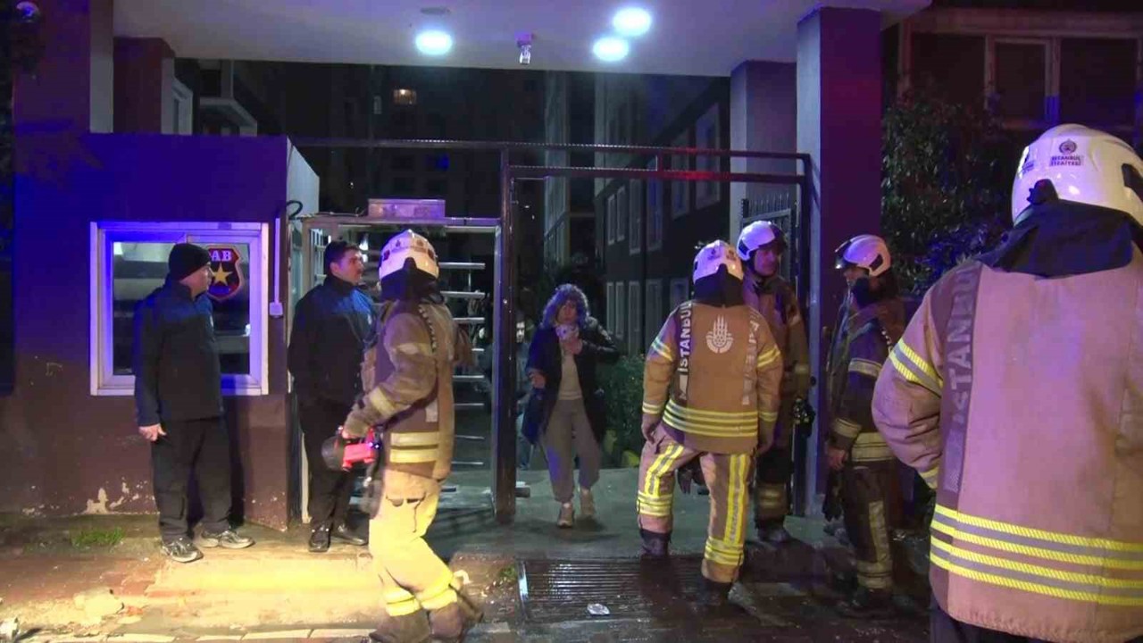 Esenyurt’ta apartmanda çıkan yangında 4 kişi dumandan etkilendi
