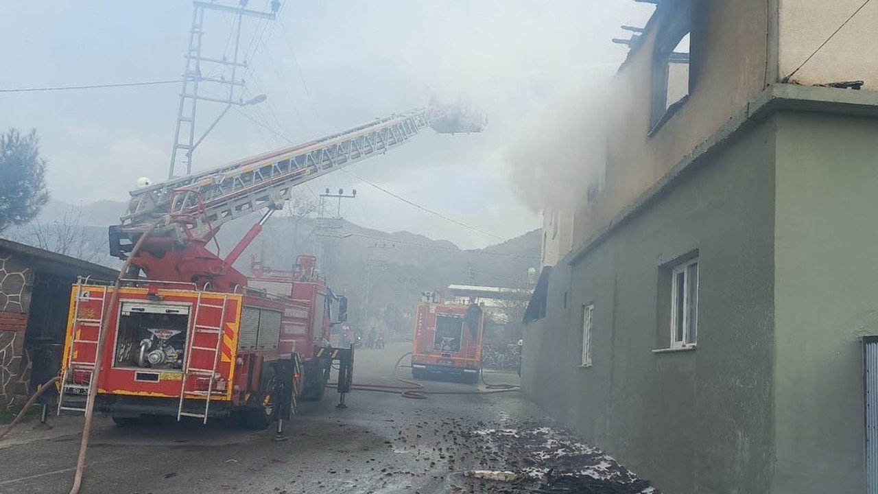 Hatay’da 2 katlı müstakil ev alevlere teslim oldu
