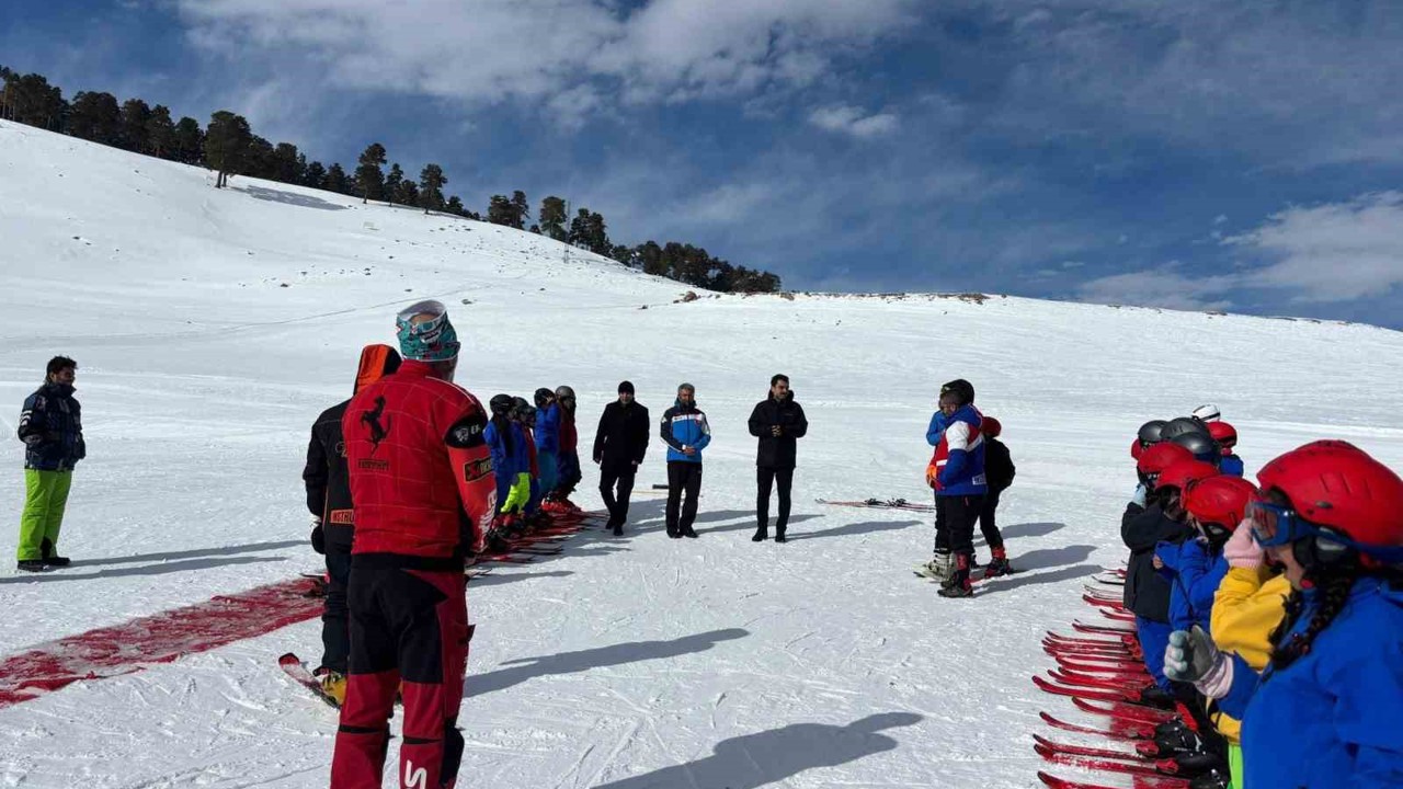 Susuz Kaymakamı Tutal’dan geleceğin kayakçılarına moral ziyareti
