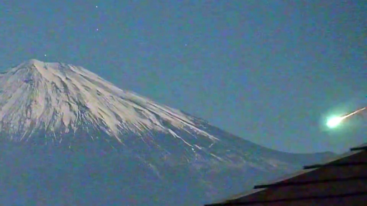 Japonya’daki Fuji Dağı semalarını aydınlatan meteor görsel şölen yaşattı
