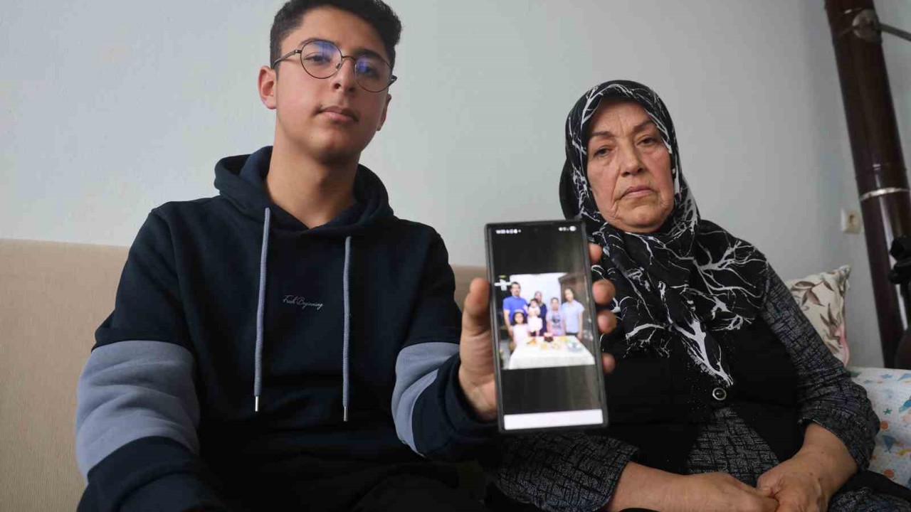 Depremde 3 kardeşini, annesini ve babasını kaybeden Furkan aile fotoğrafından geriye tek kaldı
