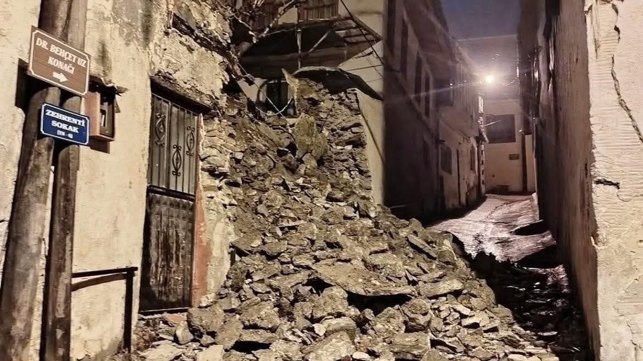 Yıkılan istinat duvarı yolu kapattı
