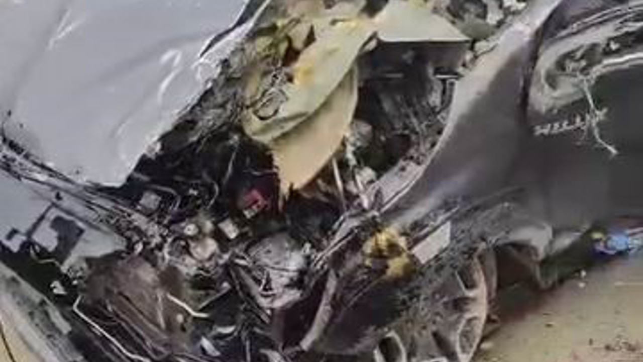 Diyarbakır’da pikap bariyerlere ok gibi saplandı: 2 yaralı
