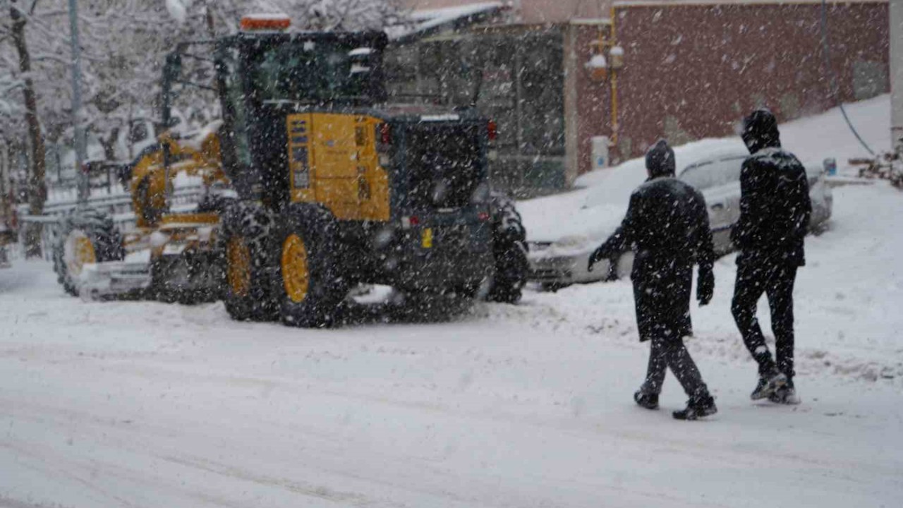 Bayburt’ta lapa lapa kar yağışı etkili oluyor

