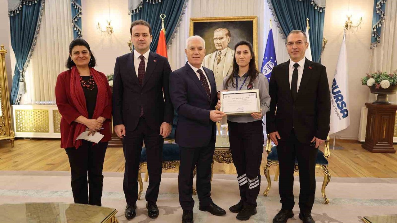 Örnek güvenlik görevlisine Başkan Bozbey’den tebrik
