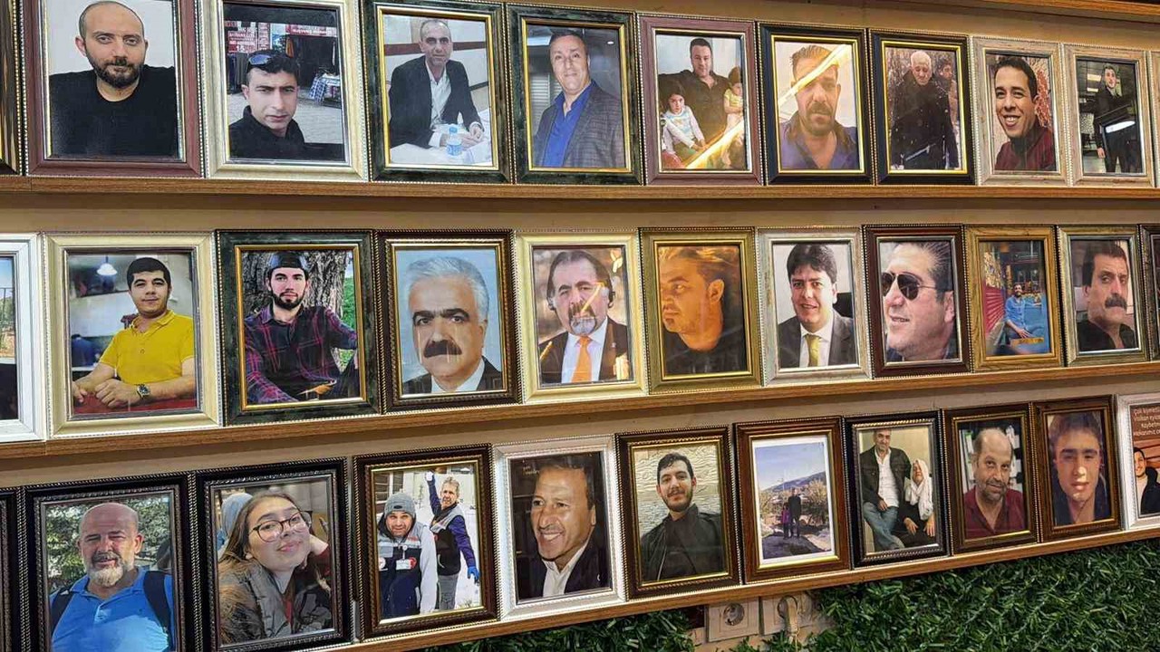 Deprem şehitlerinin fotoğrafları 3 yıldır çay ocağının duvarında asılı
