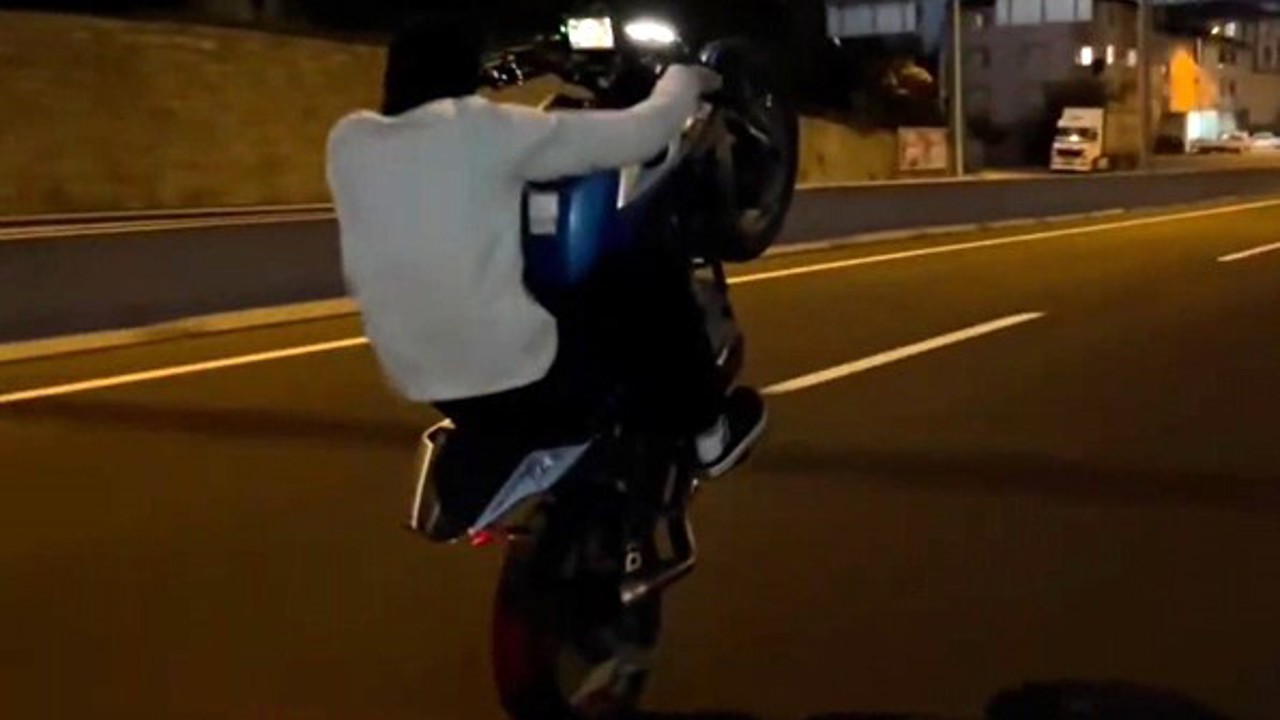 Düzce’de akrobatik hareketler yapan motosikletli "aday sürücü" çıktı
