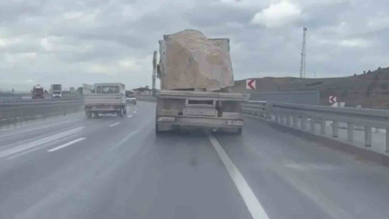 Güvenlik önlemleri alınmadan traverten taşıyan kamyona 25 bin lira ceza kesildi
