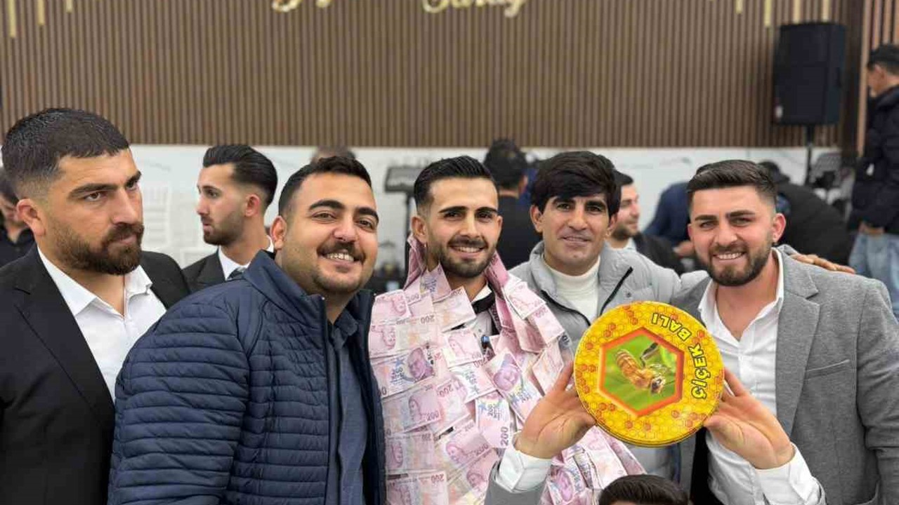 Siirt’te gelin ve damada altın yerine 1 kilo bal takıldı
