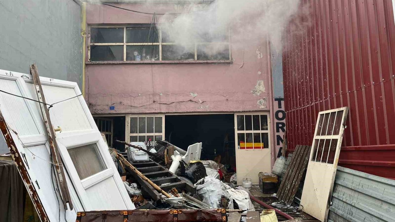 Gediz’de torna atölyesinda yangın
