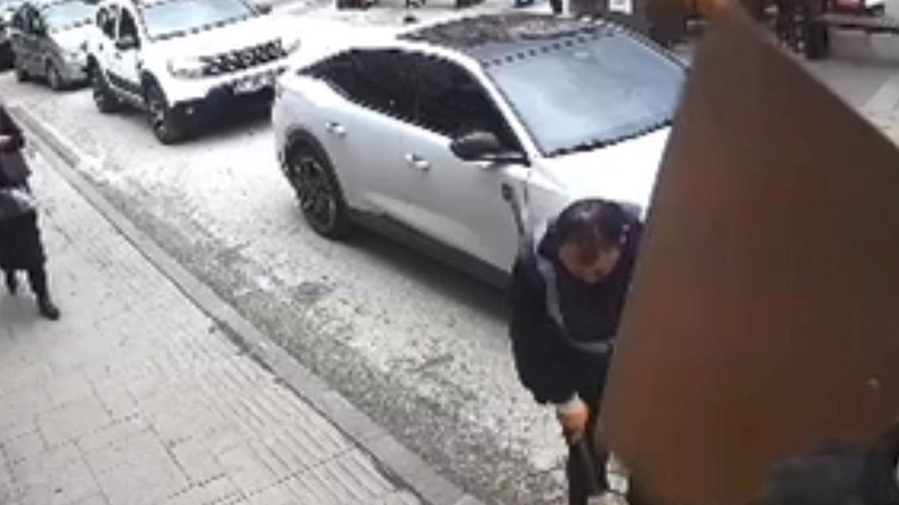 Şiddetli rüzgar nedeniyle düşen tabela, işçinin kafasına böyle çarptı: O anlar güvenlik kamerasında

