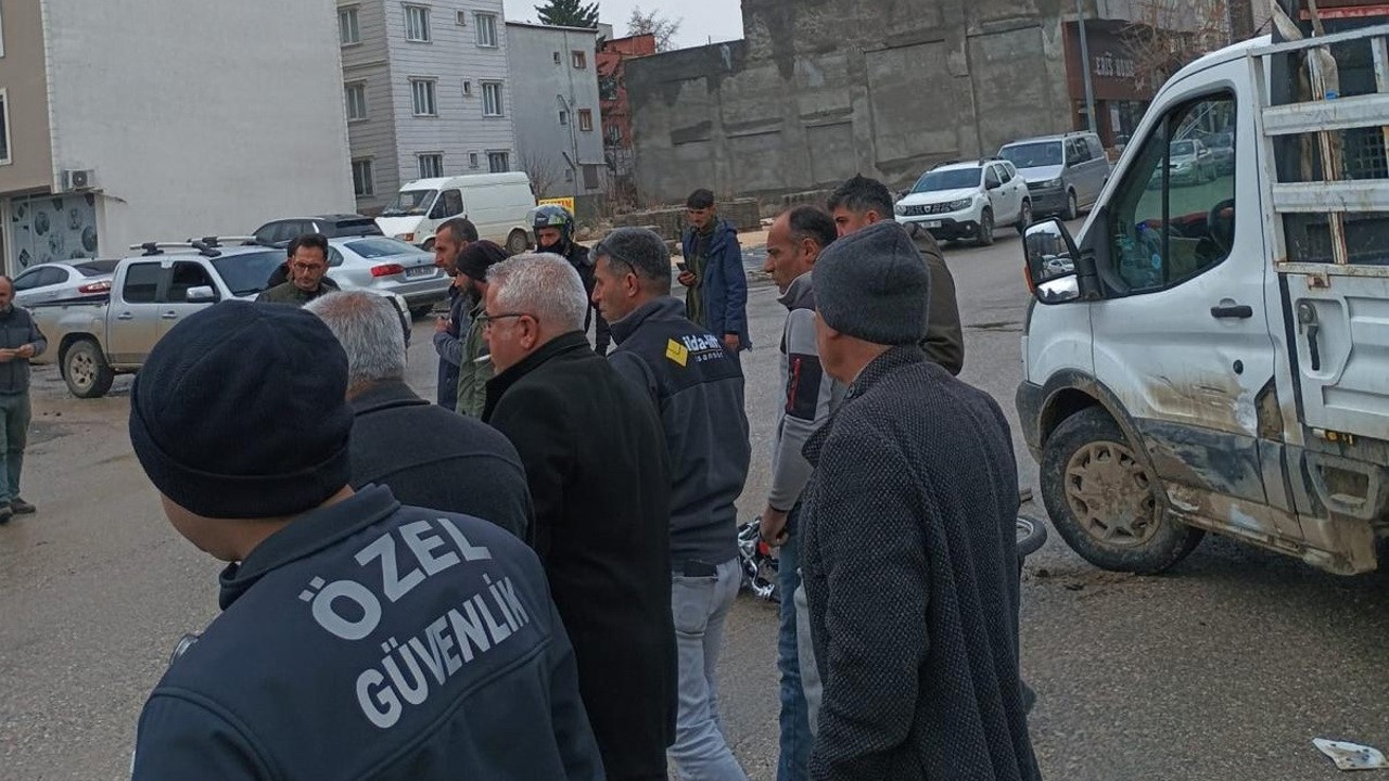 Motosikletle kamyonet çarpıştı: 2 yaralı
