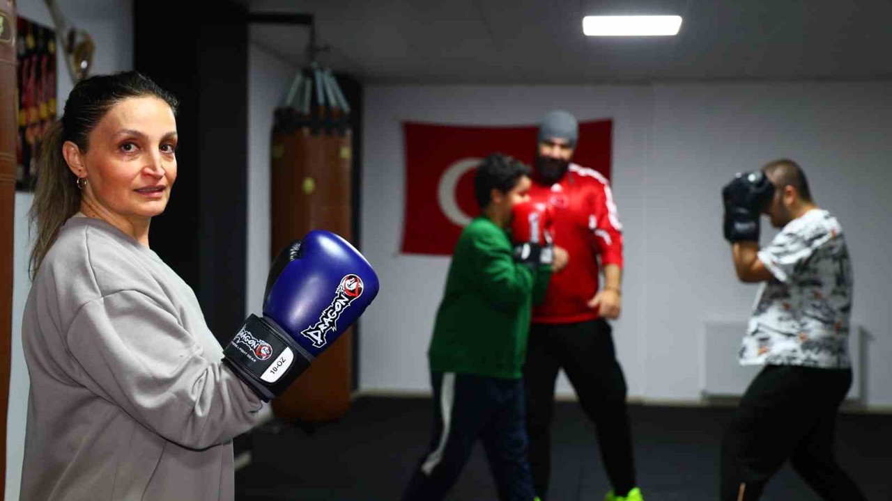 47 yaşındaki hemşire anne çocuklarıyla birlikte eldiven giyip ringe çıktı
