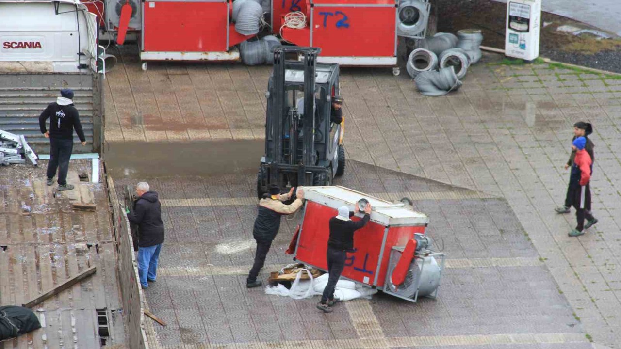 Meydanda korkutan iş kazası: Tırdan indirilen havalandırma ünitesi devrildi
