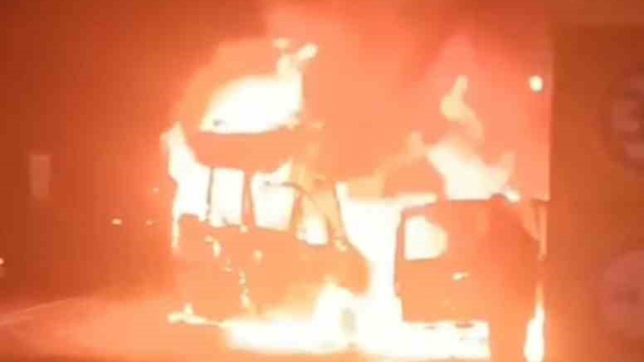 Çarpışan 2 araç alev topuna döndü: 2 yaralı
