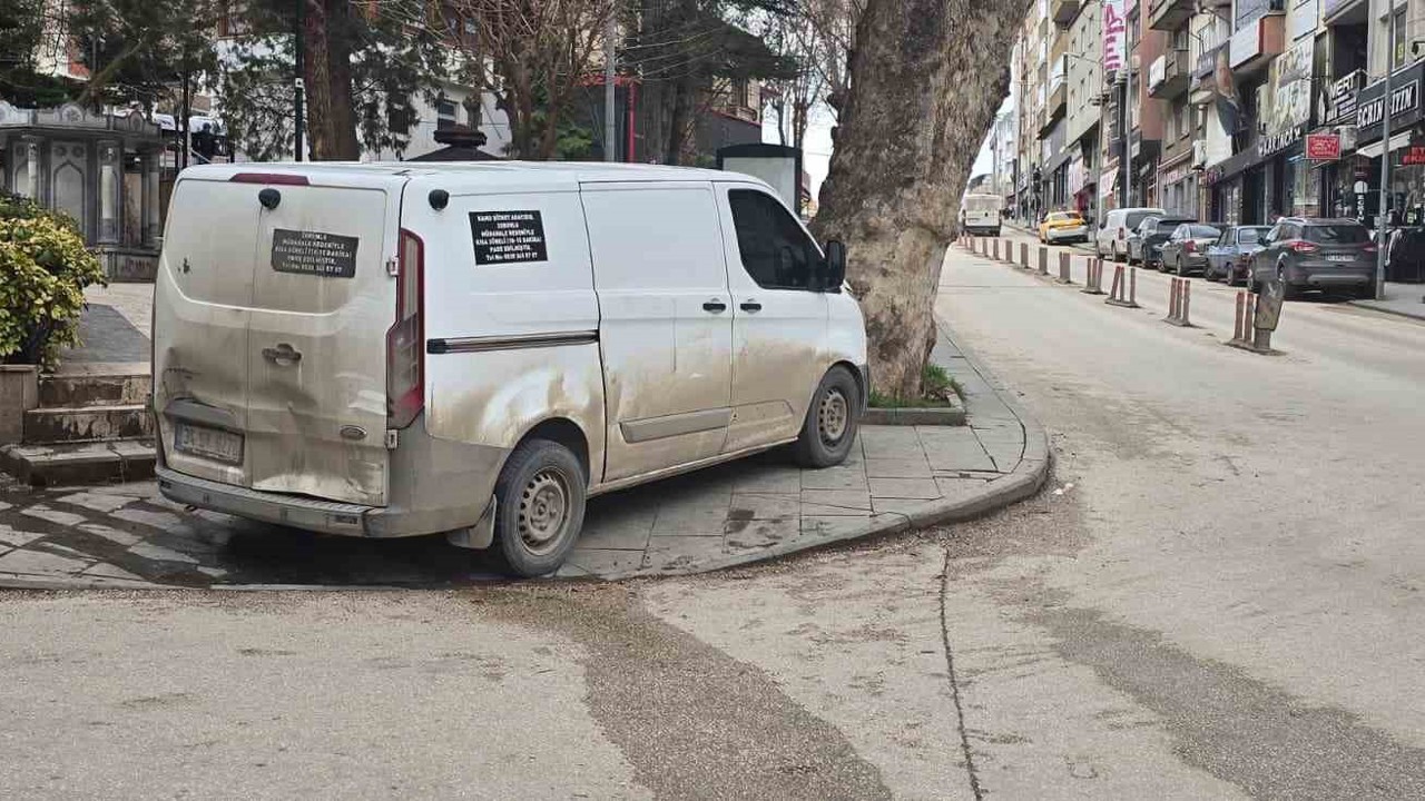 Kaldırıma park araç sürüsüne tepki geldi
