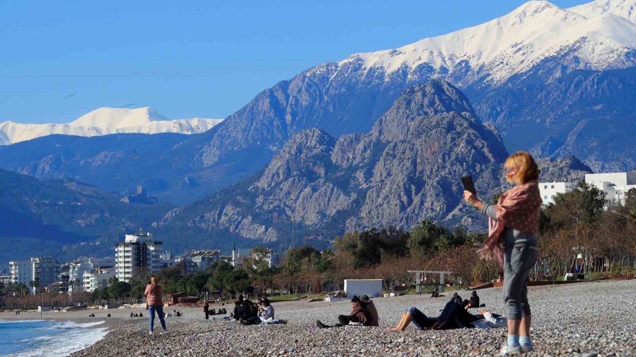Antalya’da karlı dağların gölgesinde deniz keyfi
