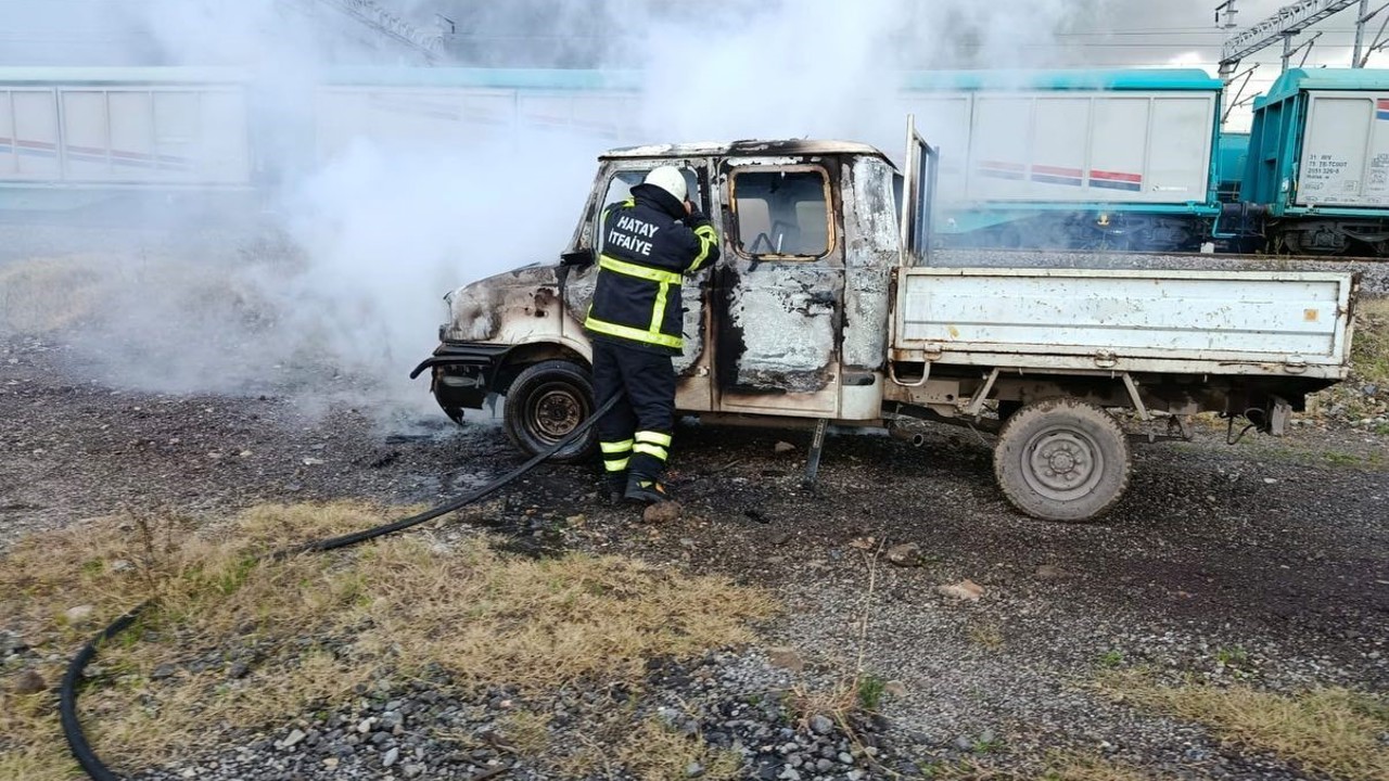 Payas’ta kamyonet alevlere teslim oldu
