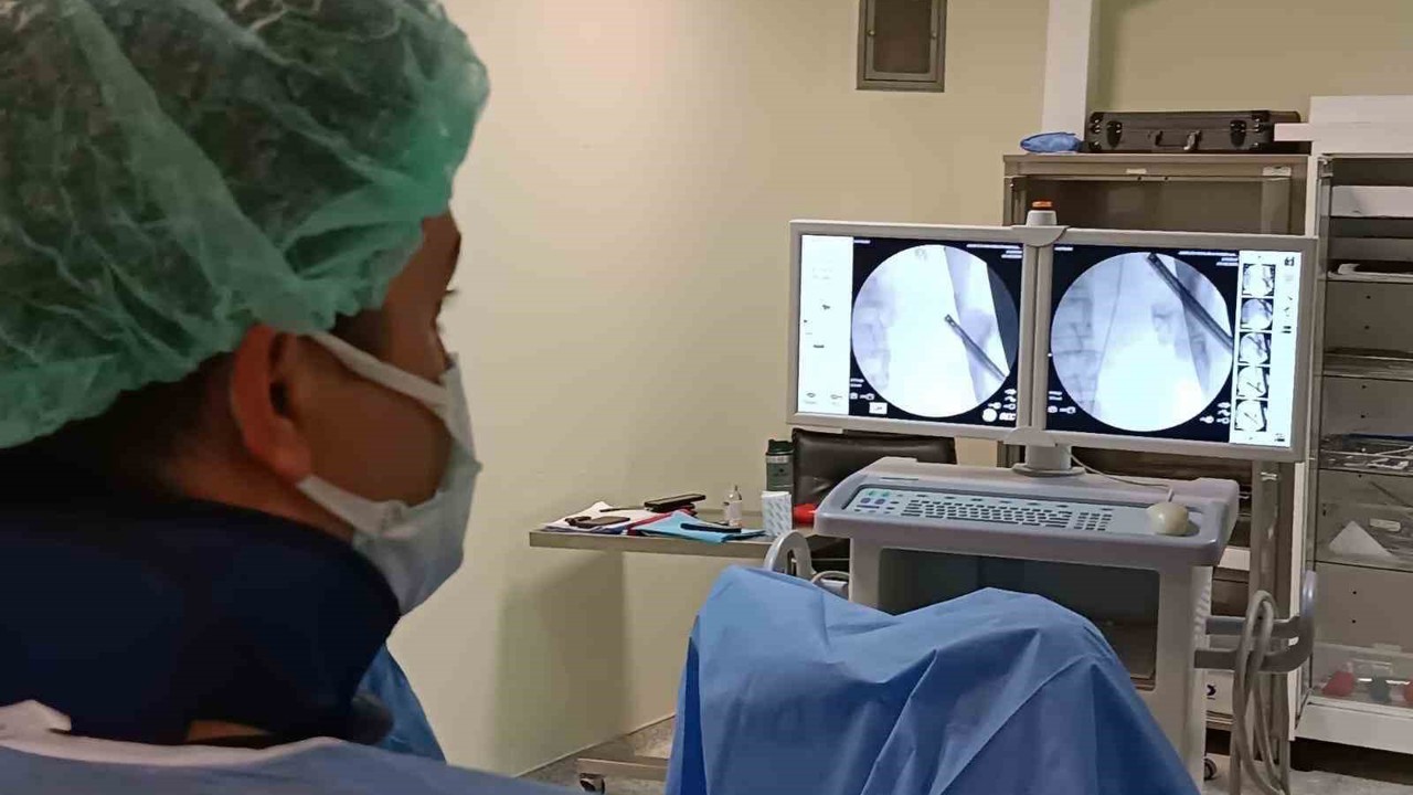 Ağrı’da zorlu taş cerrahisi başarıyla gerçekleştirildi
