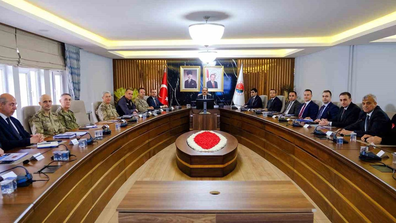 Şırnak’ta 2 suç çetesi çökertildi, 122 hükümlü yakalandı
