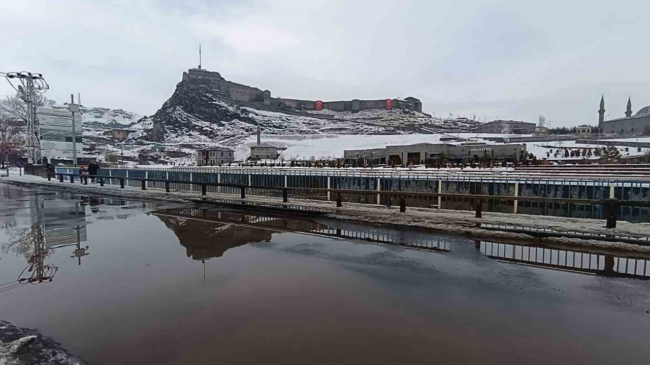 Kars’ta Şubat ayında karlar eriyor
