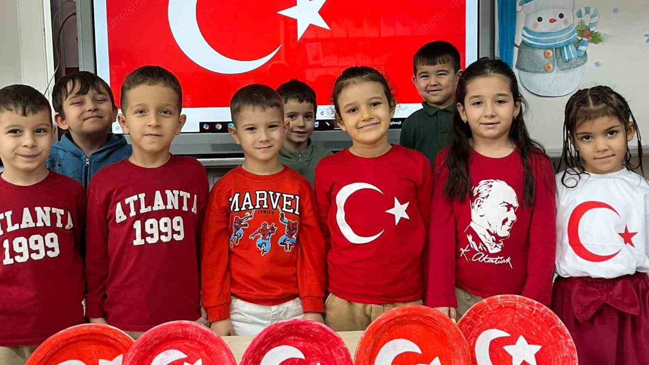 Balıkesir’de eğitimde ikinci dönem bayrak sevgisiyle başladı
