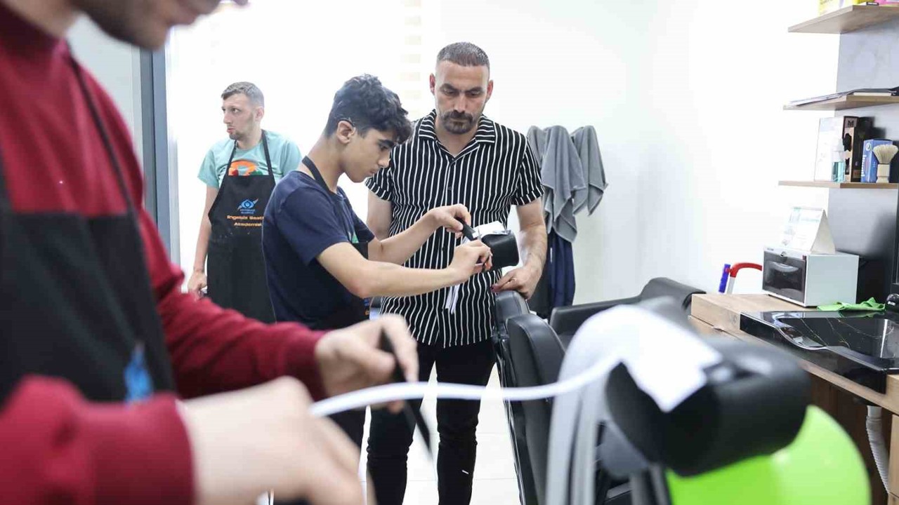 Sultangazi’de özel bireylere ücretsiz berberlik hizmeti
