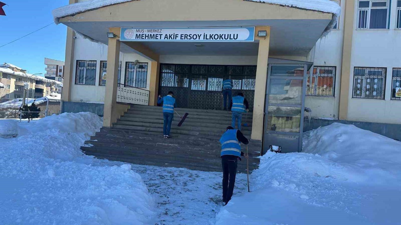 Muş’ta denetimli serbestlik yükümlülerinden okullara destek
