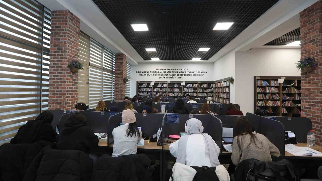 Millet kıraathaneleri Kağıthaneli gençlerin buluşma noktası oluyor
