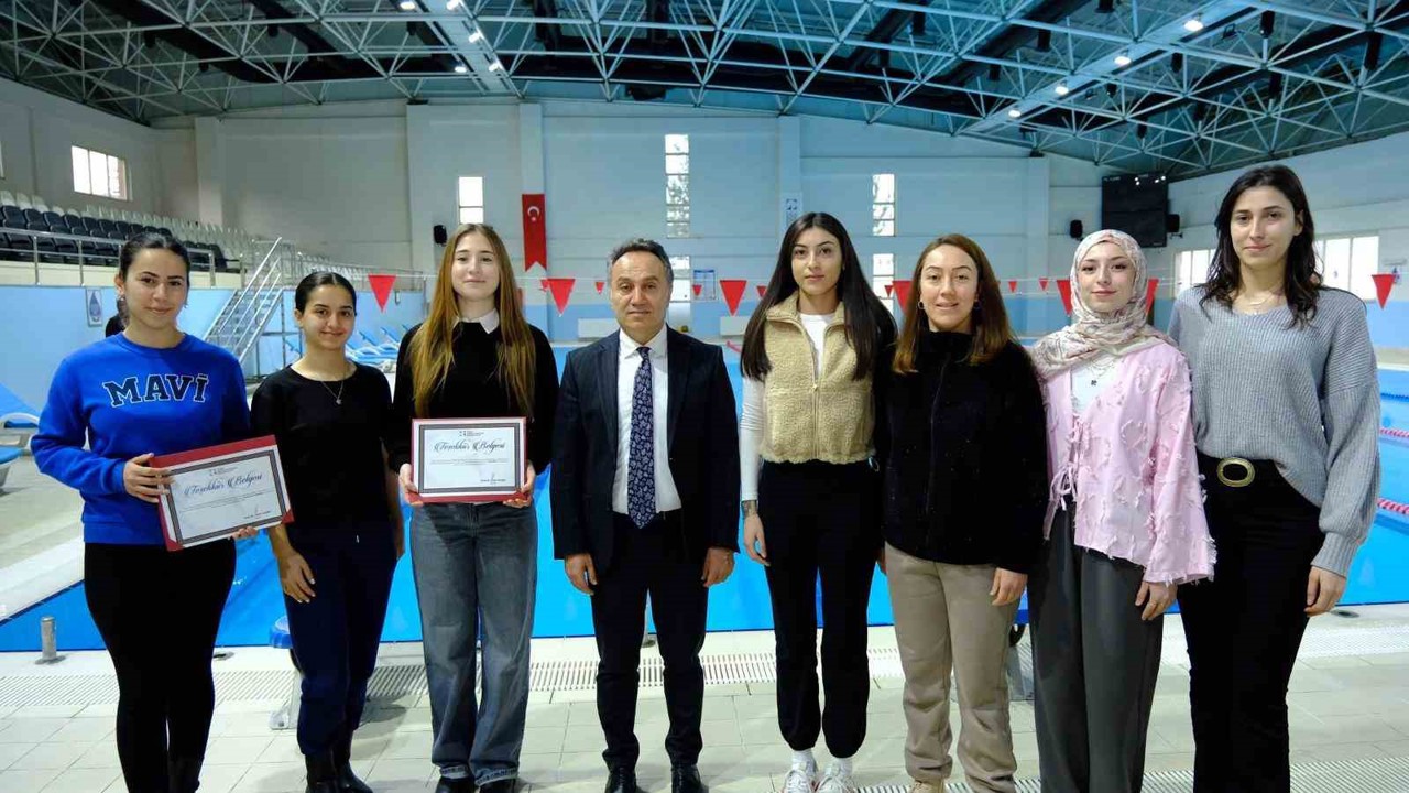 Kahraman öğrenciler rektör tarafından ödüllendirildi
