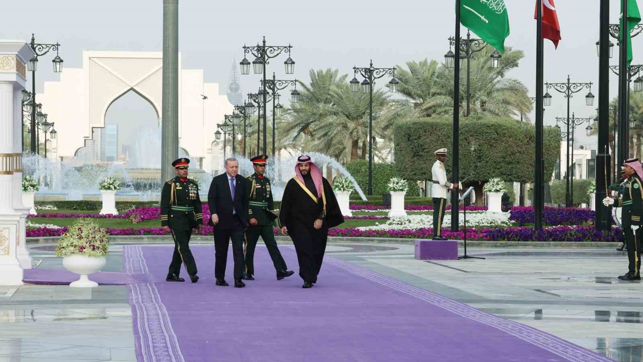 Cumhurbaşkanı Erdoğan, Suudi Arabistan’da resmi törenle karşılandı
