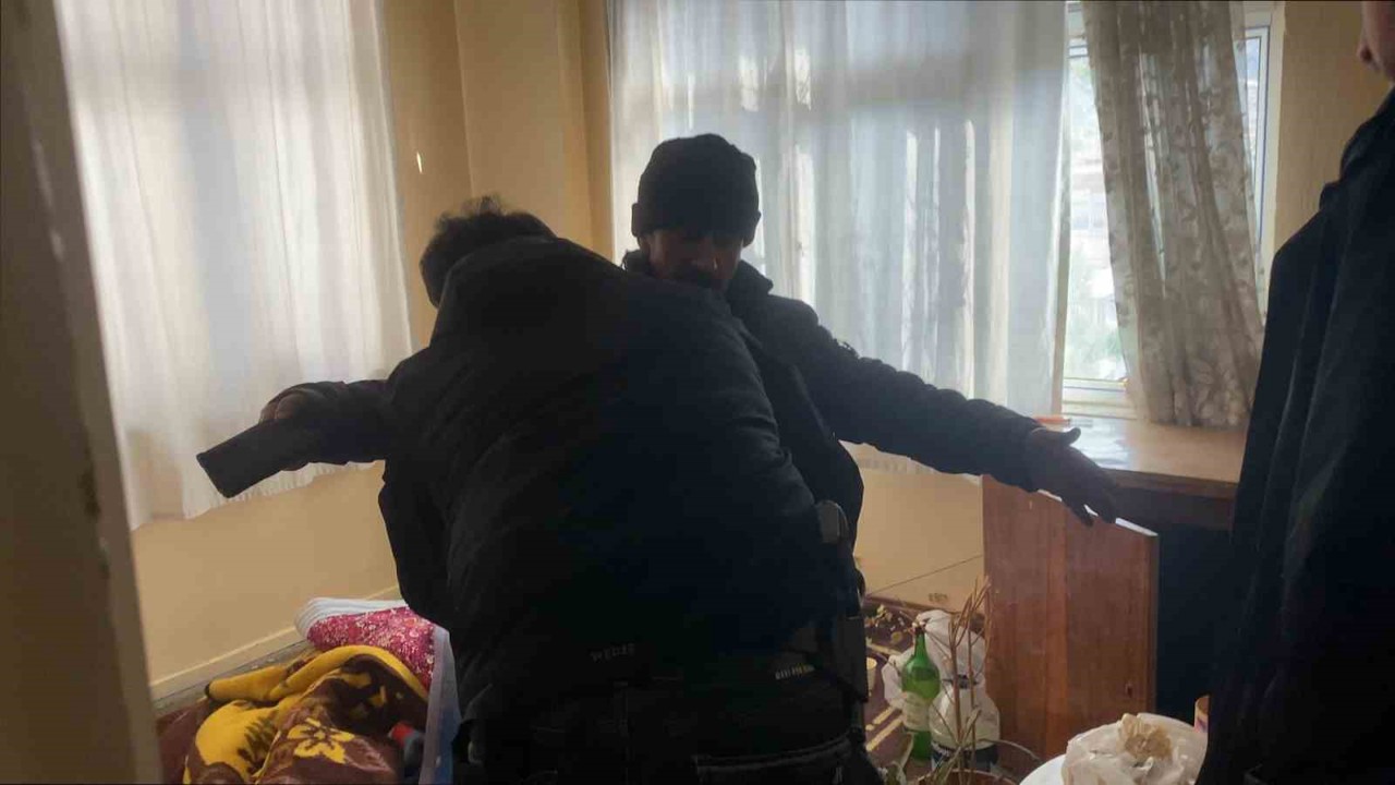 Balkondan tırmanıp girdiği evde 2 gün yaşadı
