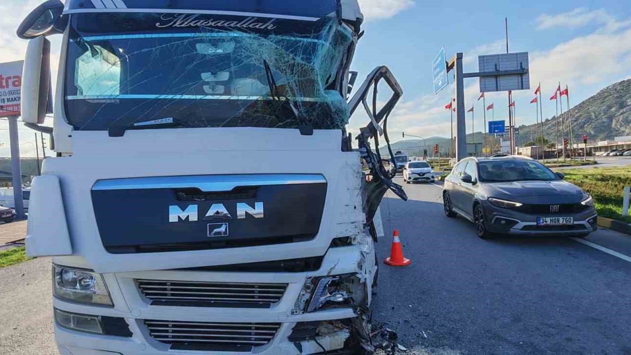 Kırkağaç’ta iki tır çarpıştı: 1 yaralı
