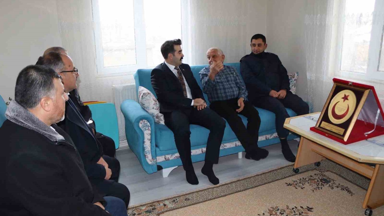 Kaymakam Eser, Tomarzalı şehit babasını ve Kıbrıs gazisini ziyaret etti
